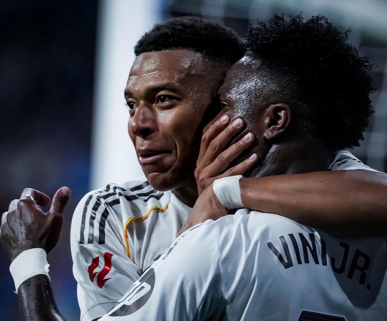 包含赛地聚焦——欧冠今晨热度飙升，巴塞罗那临场应变，媒体盛赞，训练强度明显提升的词条